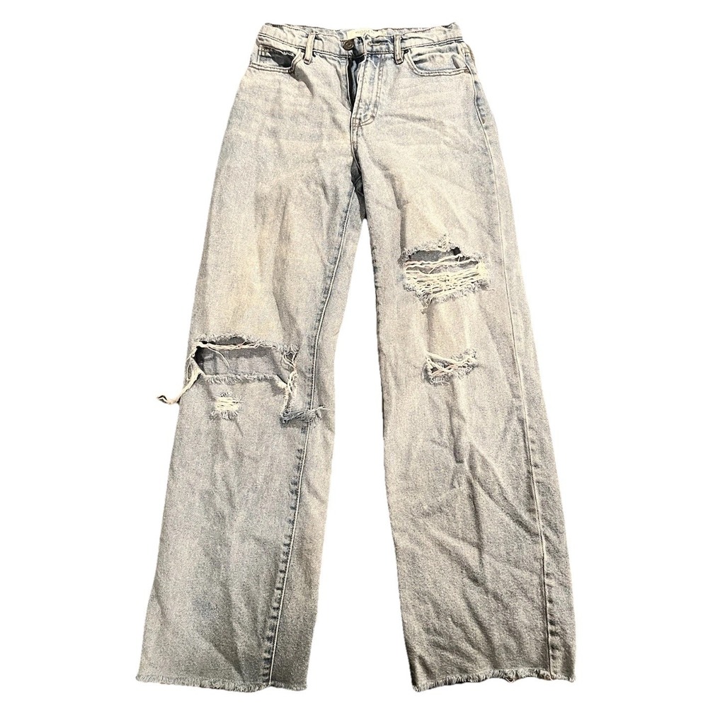 Distressed Straight Leg Jeans in Light Gray